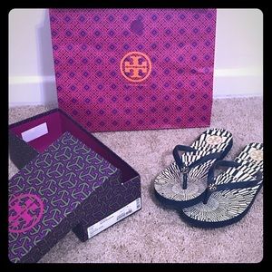 Gift set of Tory Burch printed flip flop